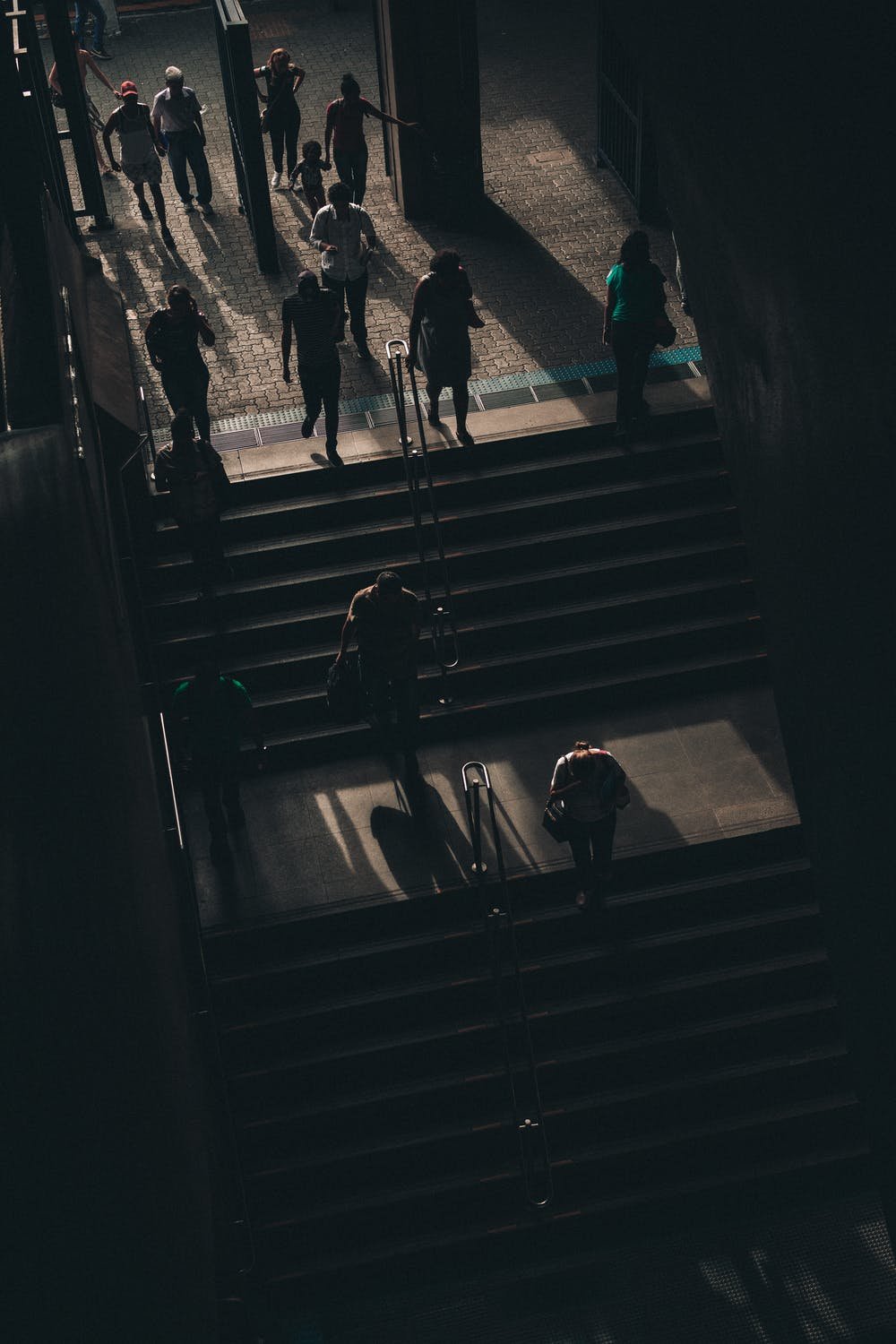 很多关系走到最后，不过只是相识一场。 