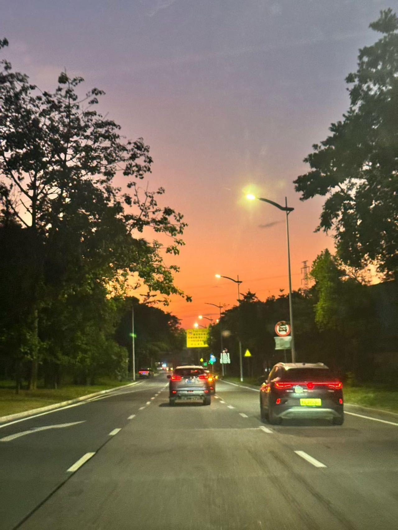 钱多多的打工日记来啦来音乐节现场感受快乐今天是人潮里的回春丹女孩🎵当《艾蜜莉》