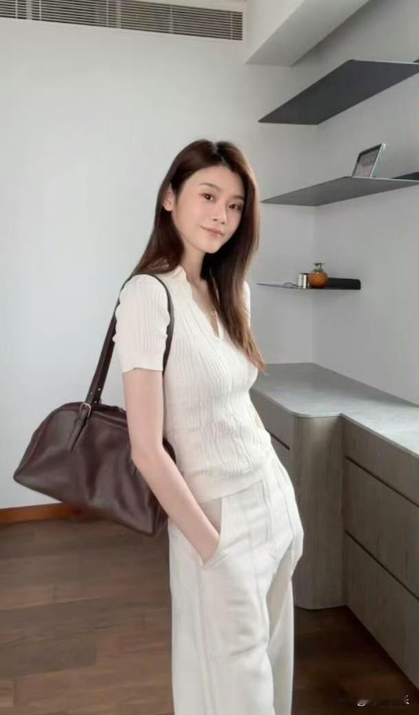 奚梦瑶不愧是豪门阔太，白Polo搭配阔腿裤，简约穿搭尽显高级感 ！