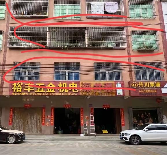 汕头大火事件接下来，
现在最难受的就是当地民众了，
因为摆在他们面前的就一个大难