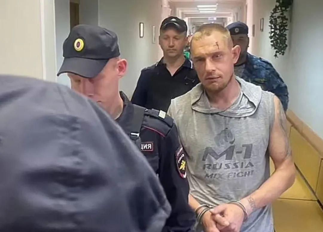 8月1日晚，37 岁的前瓦格纳雇佣军伊戈尔·索福诺夫 与一名同伙首先闯入一所房屋