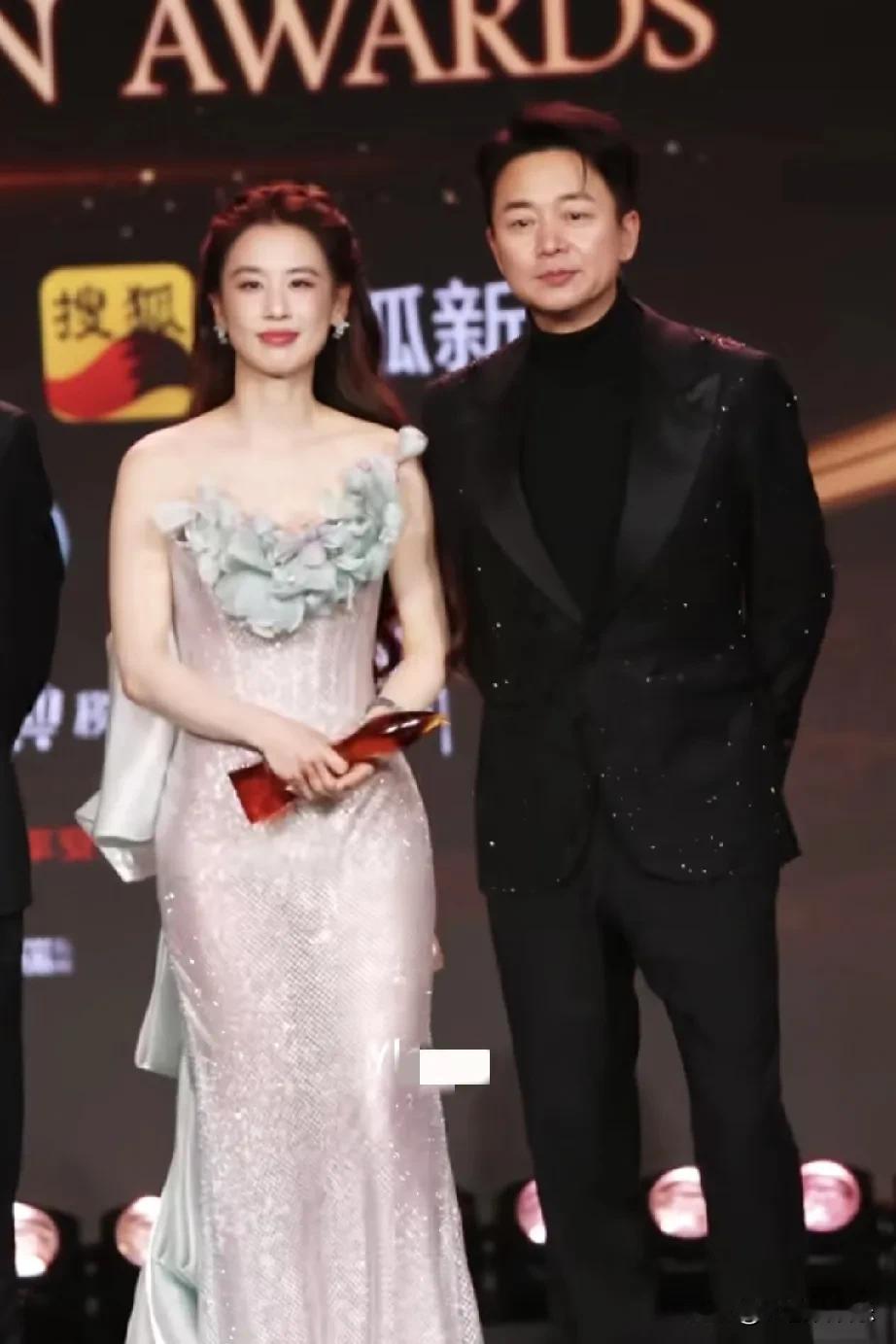 黄圣依这是准备复出拍戏了吗？

离婚后很少出现在大众视野，近日穿露肩长裙参加活动