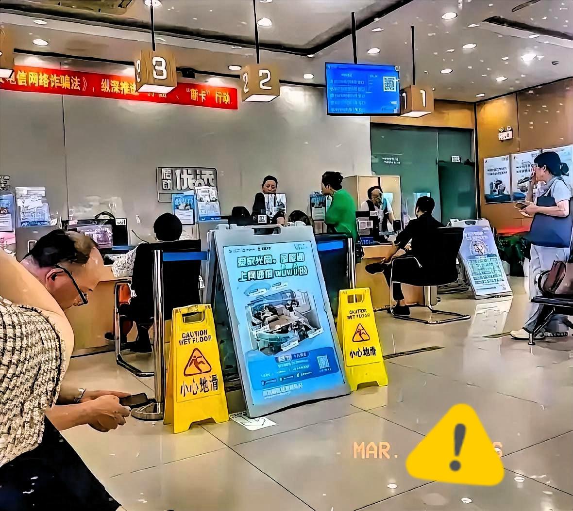 今天去营业厅可开了眼！一大姐举着用了15年的手机号当场质问柜员。
新用户39元就