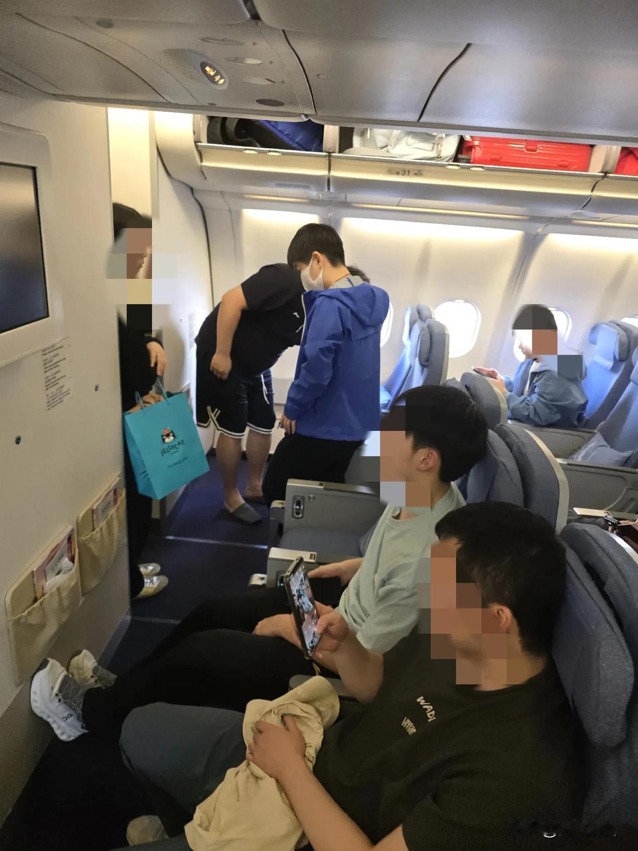 跟国乒队一个飞机回北京，这是孙颖莎吗？孙颖莎 孙颖莎情商 孙颖莎街拍 孙颖莎变脸