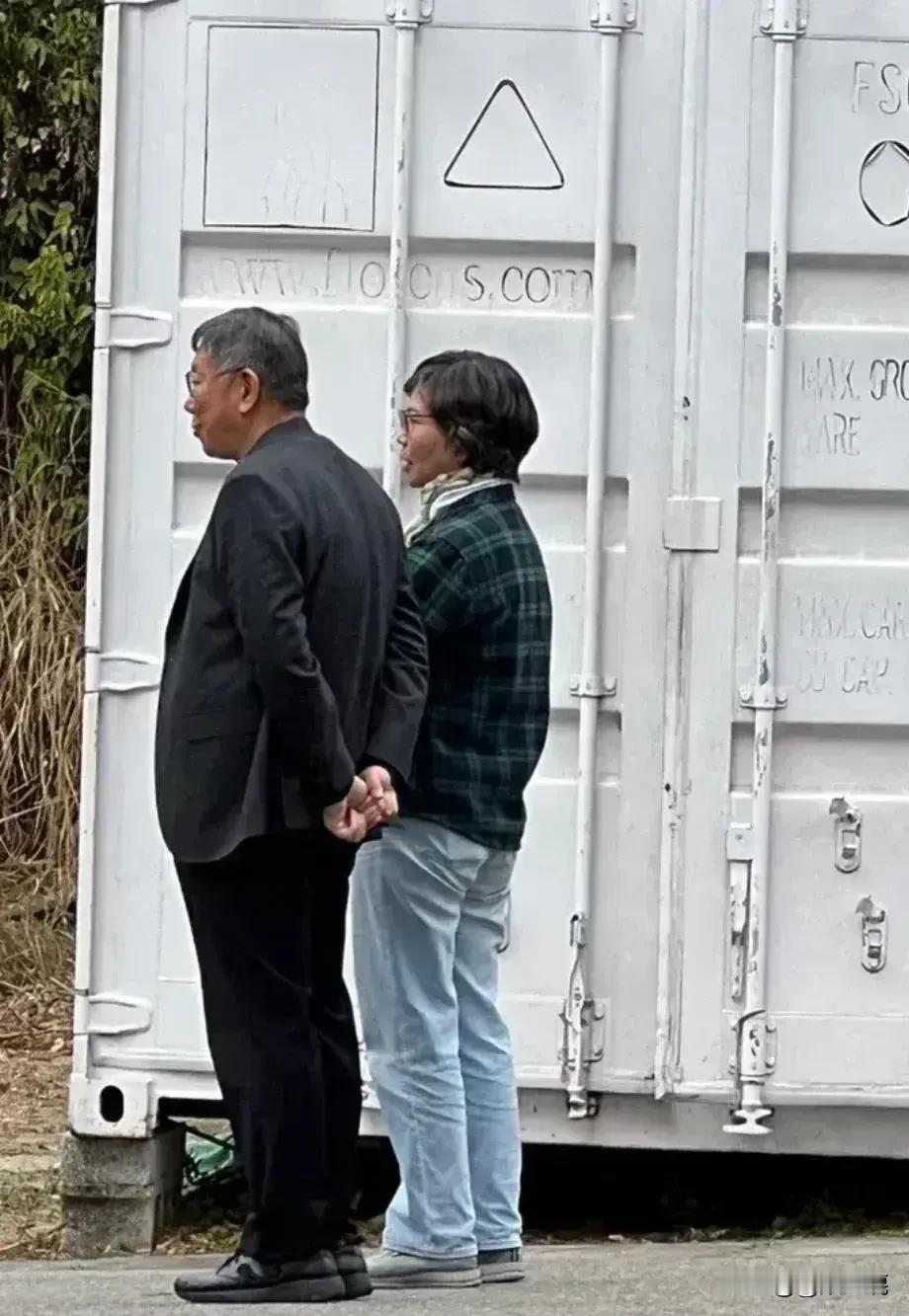 “柯蔡”私下谈心了……
     没能受邀参加民众党尾牙宴蔡璧如的宫斗戏还未平息