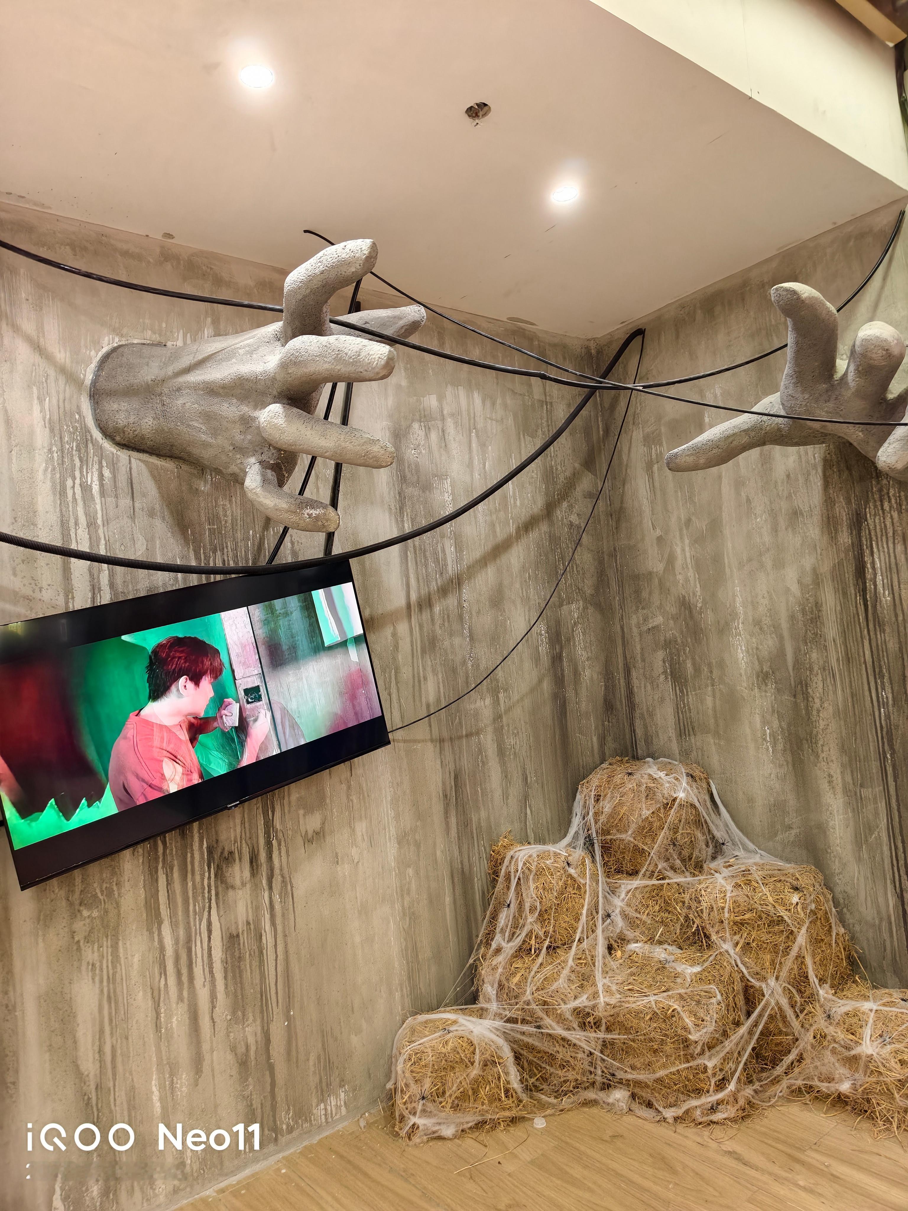 和朋友们一起挑战微恐情景剧，看看这次谁会哭可惜我的iQOONeo11 带不进去，