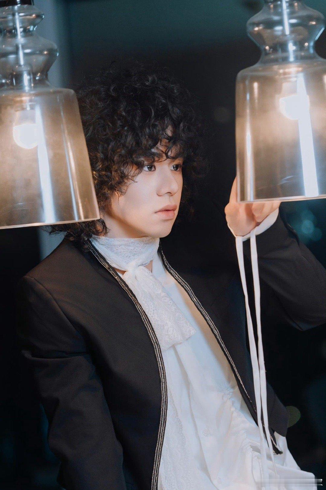 曾比特官宣加盟声生不息华流季每一次演唱都藏着惊喜！曾比特的质感声线兼具深邃与力量