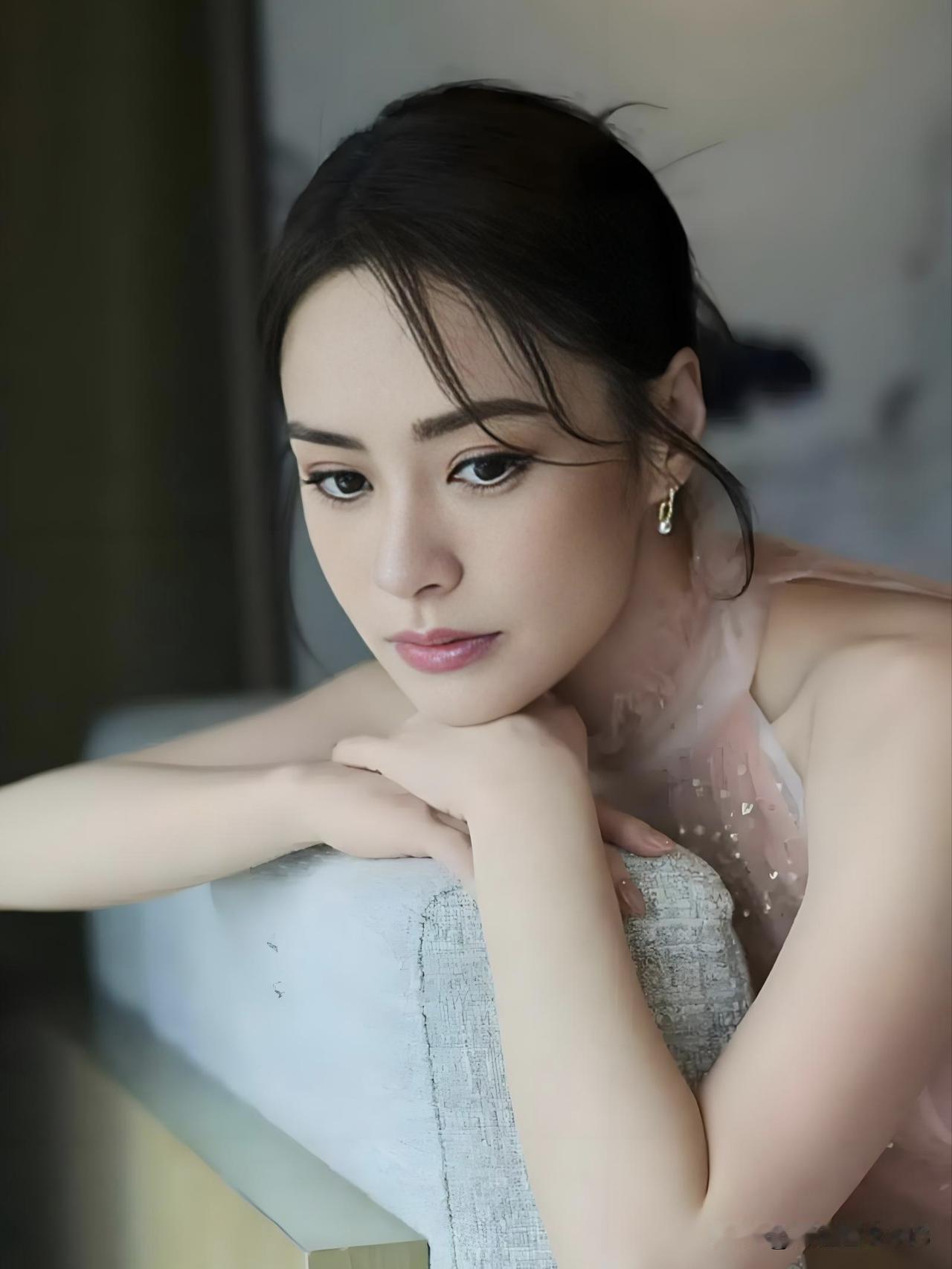 历经风雨涅槃重生，钟欣潼以自律与从容诠释岁月之美。她温柔有骨，向阳而生，在时光沉