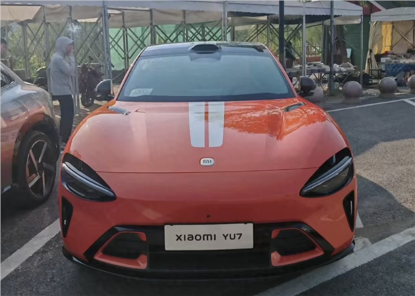 【搭配封闭式轮毂+赛车拉花！小米YU7熔岩橙实车首次曝光】快科技5月25日消息，