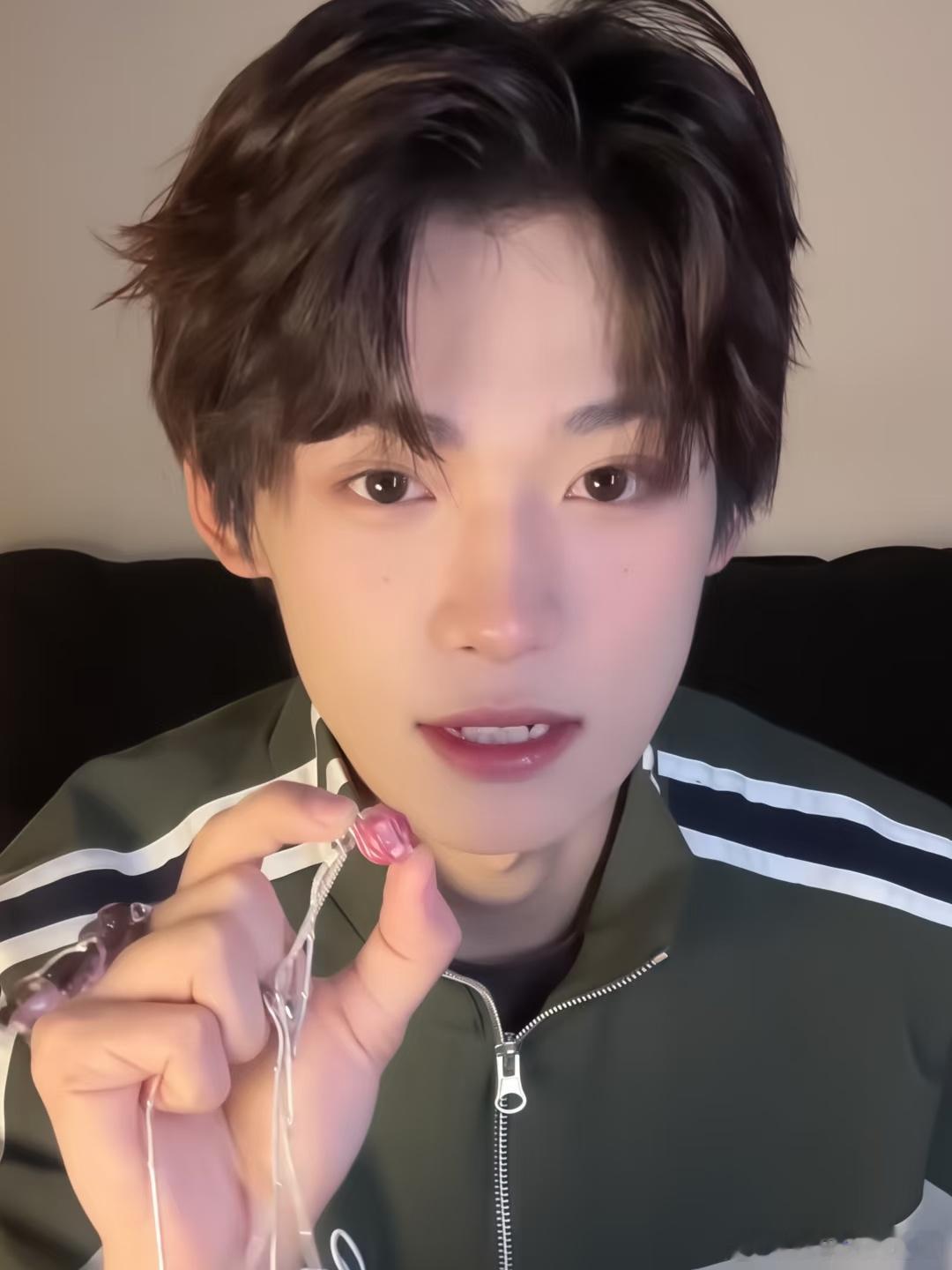 梓渝今天是学长风 梓渝身上的少年感 梓渝解锁新四宫格plog男大男大，扑面而来的