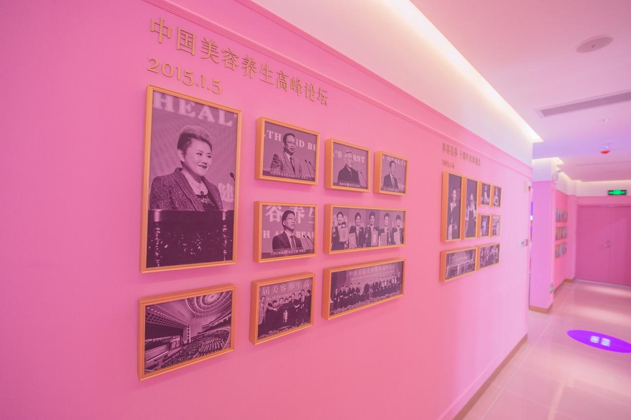 在美业赛道上，莎蔓莉莎既是守护外在光彩的领军者，更是践行社会责任的先行者。自创立