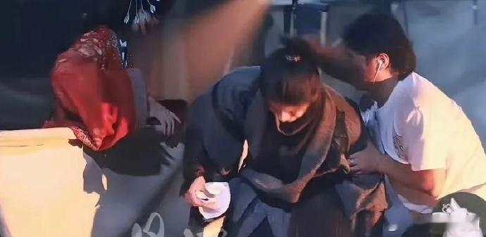 工作室说一切都好，但路透骗不了人，起身都困难、走路跛行、表情强忍疼痛。张凌赫长期