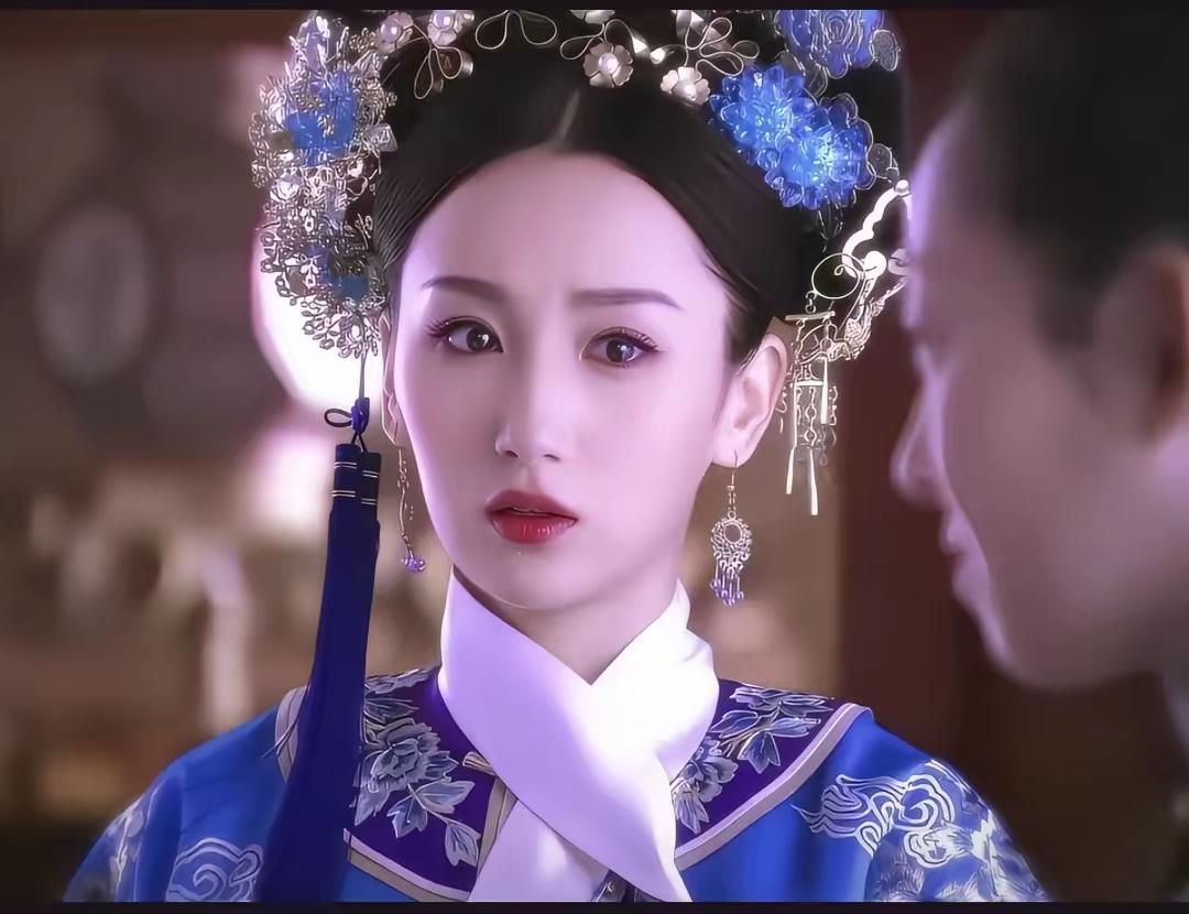 我当年也是如此疑惑，甚至对自己审美产生了怀疑
挺漂亮的，纯天然美女，就是没演过女