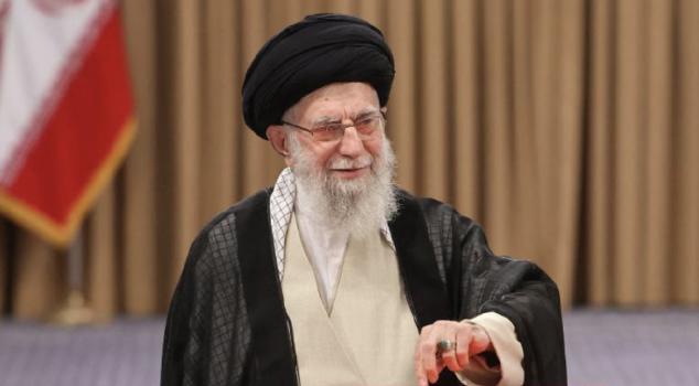 美以斩首哈梅内伊：石油美元的最后疯狂，可怜他又步萨达姆后尘！

当地时间2月28