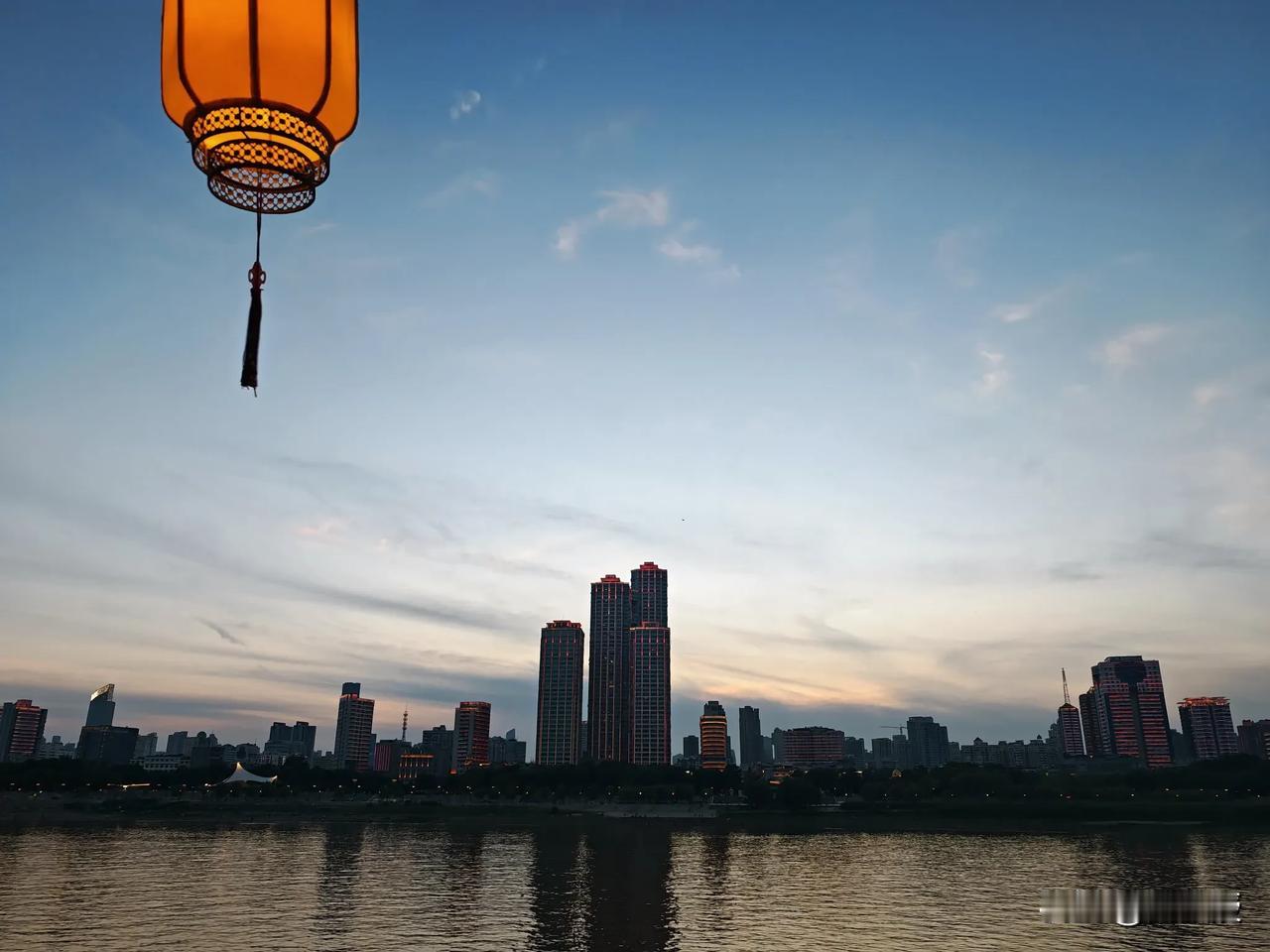 #万千气象看荆楚# 
再来武汉，武汉我来了百八十次了
非常喜欢武汉，朋友也多
正