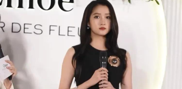 关晓彤还是学霸，颜值智慧并存的女生[赞]。长得美身材还这么好，越看越喜欢[爱慕]