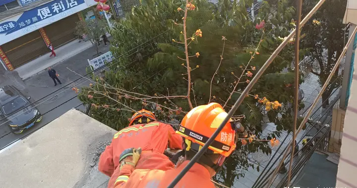 临街墙体瓷砖变“炸弹”，消防员帮忙拆除