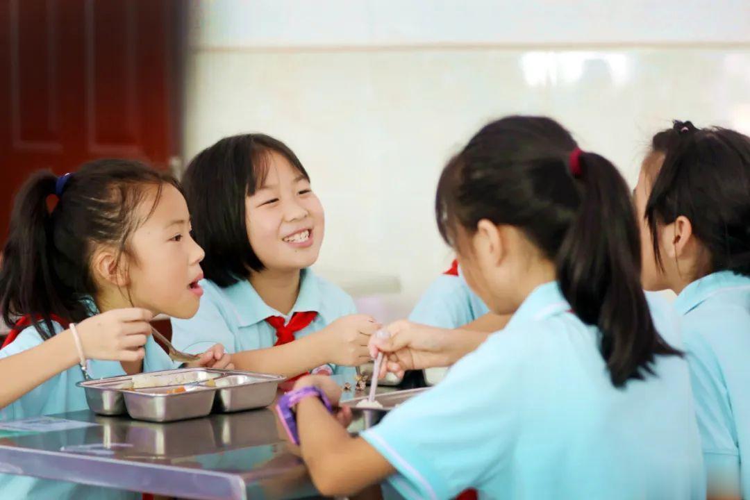【“预制菜进校园”引热议！听听家长、专家、学校怎么说→】近日，“预制菜进校园”话