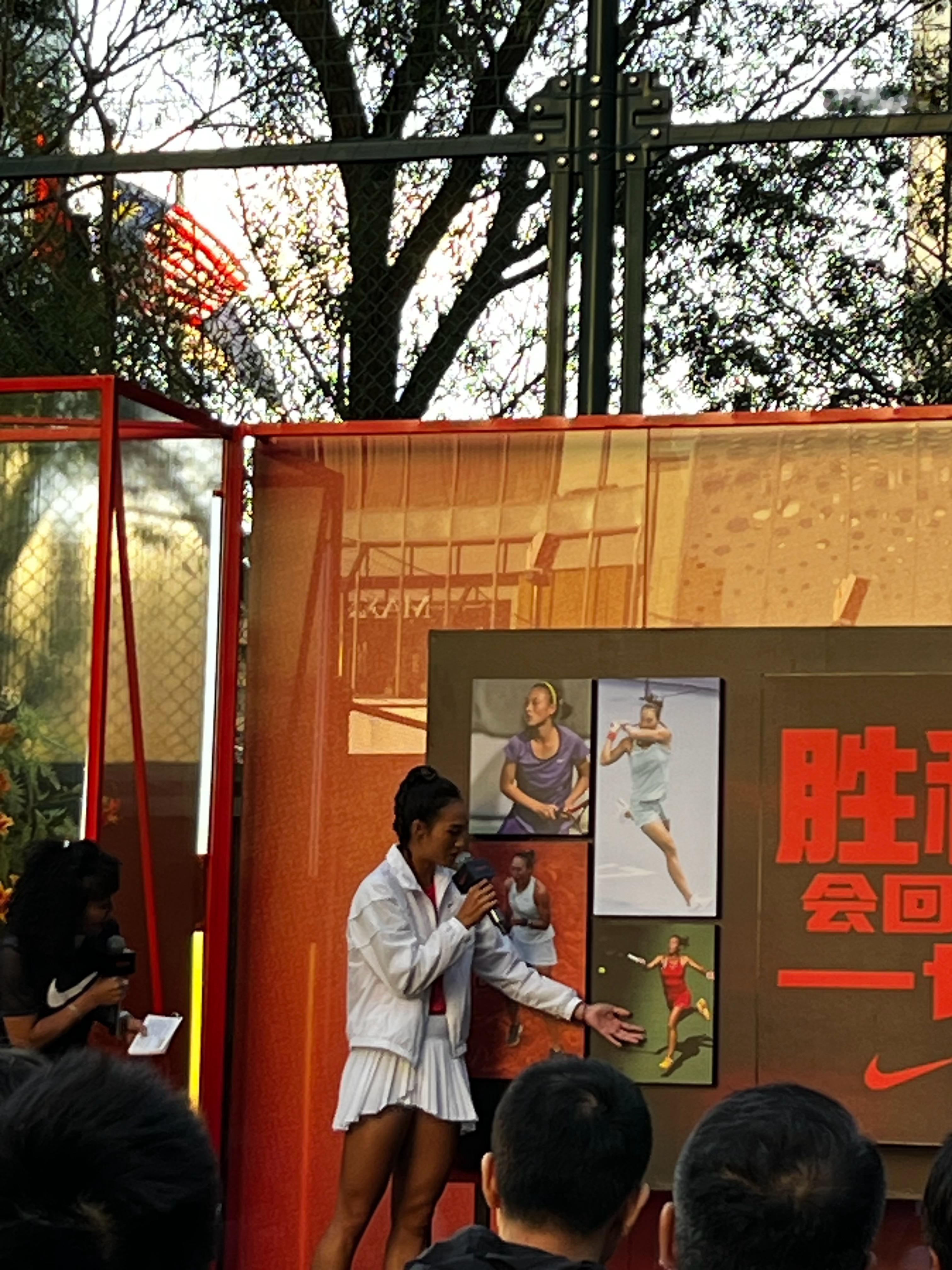 #郑钦文说鸡娃先鸡自己#在北京与媒体交流时，有记者提及郑钦文奥运夺冠后带动了一股