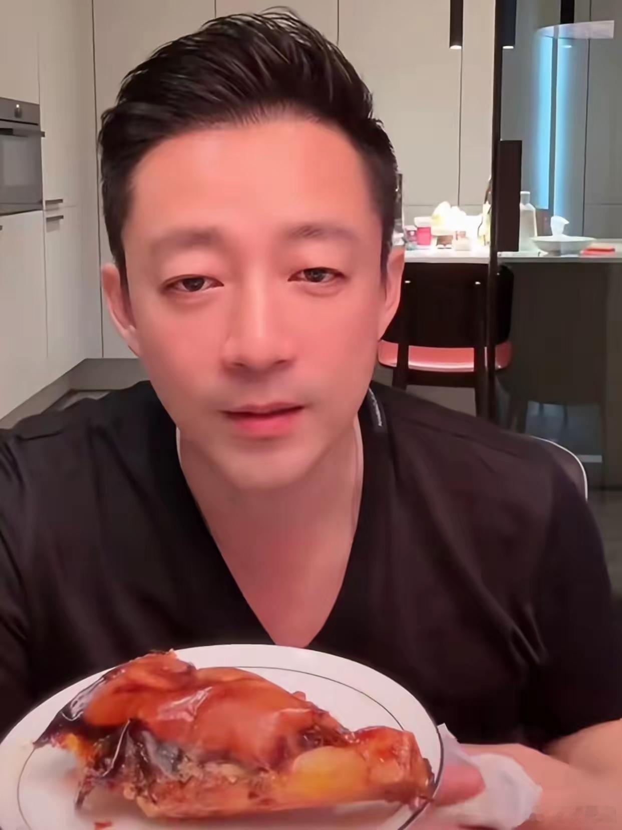 我有种强烈的预感汪小菲摆脱不了S妈了原因很简单当时豪宅的珠宝问题，小S已经草木皆