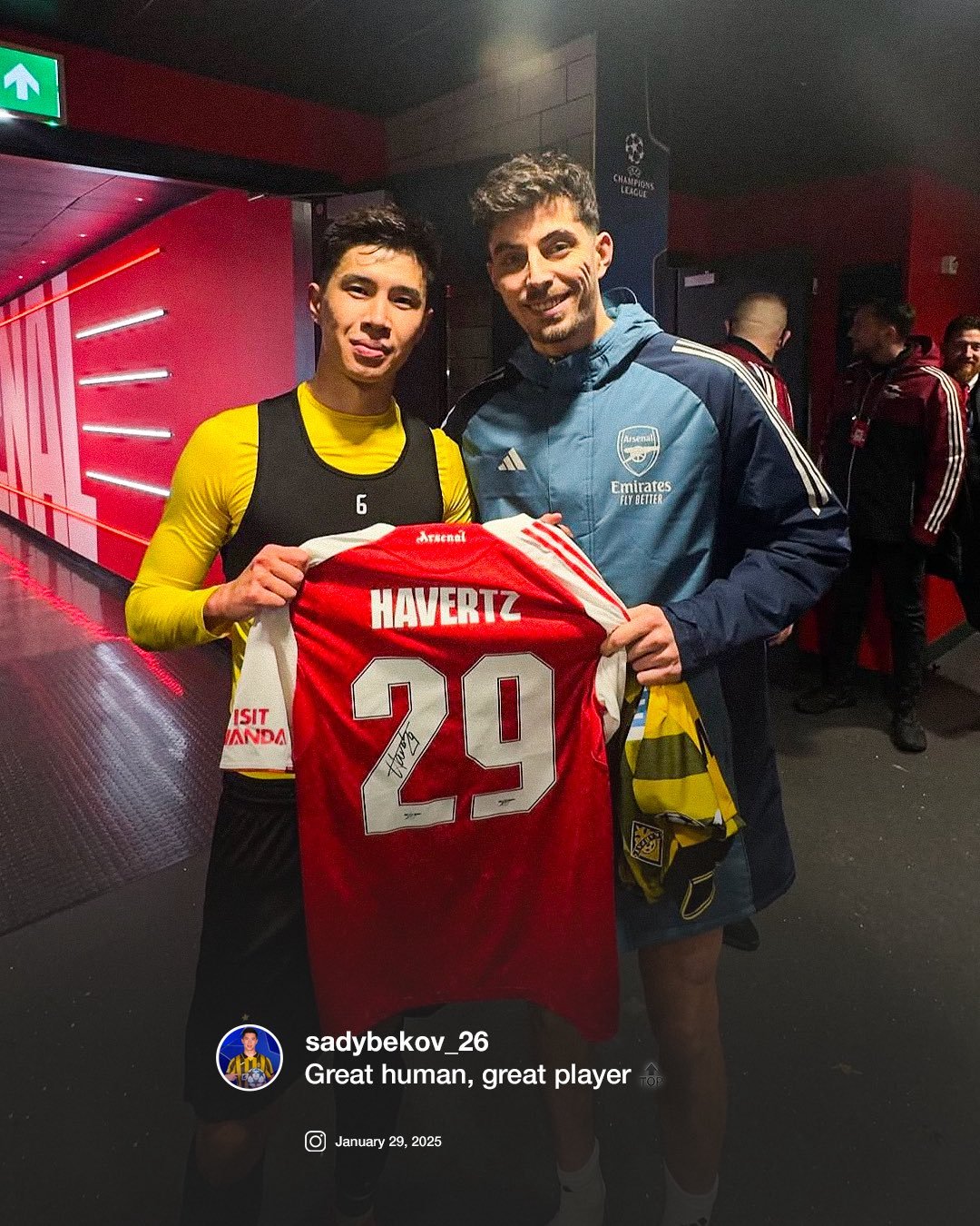 凯拉特球员萨德别科夫赛后与哈弗茨交换了球衣，ins动态：“Great human