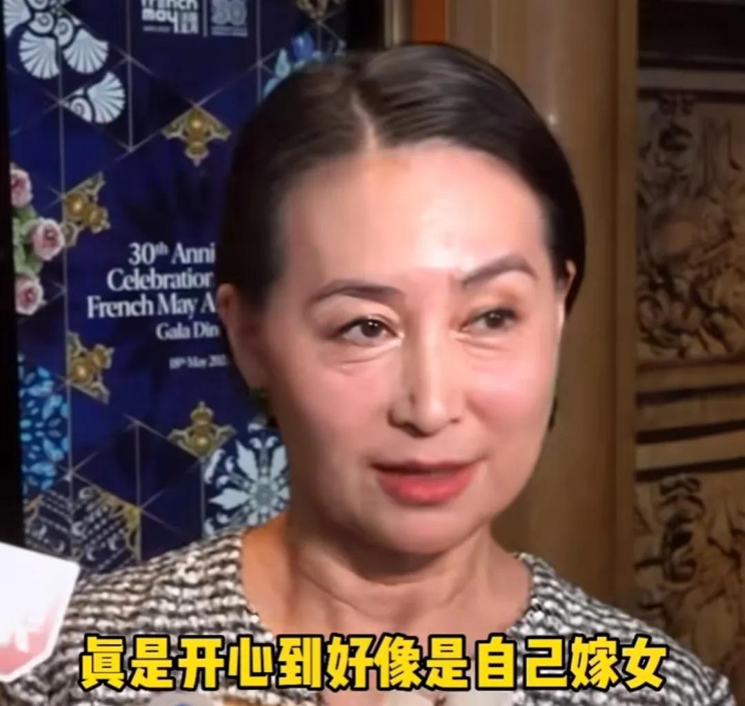 何超琼大力夸赞窦骁!

三太女儿何超莲与窦骁结婚，二房一家人都没到场，何超琼被记