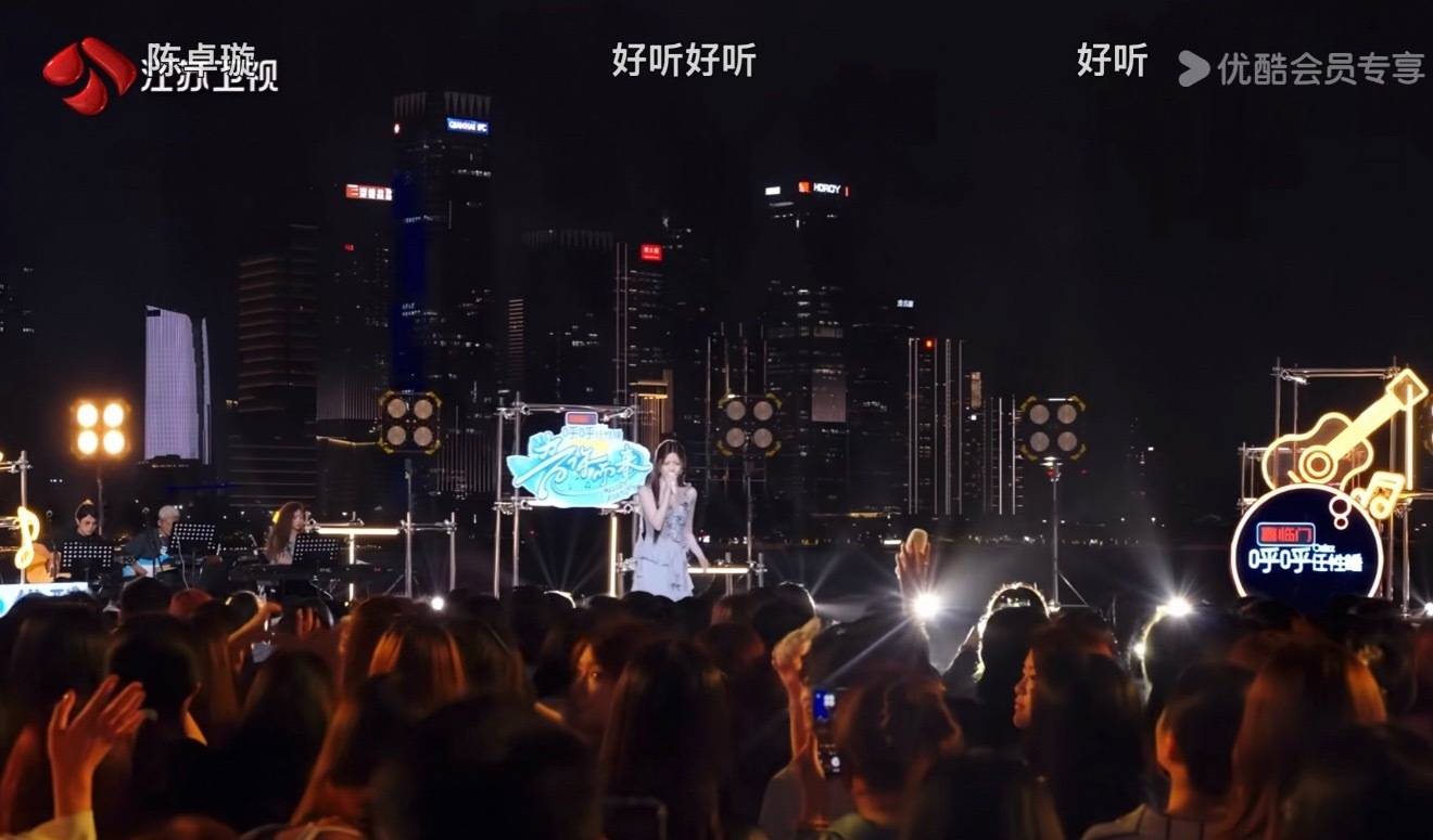 大家都在听歌只有我在看张碧晨去上厕所了 
