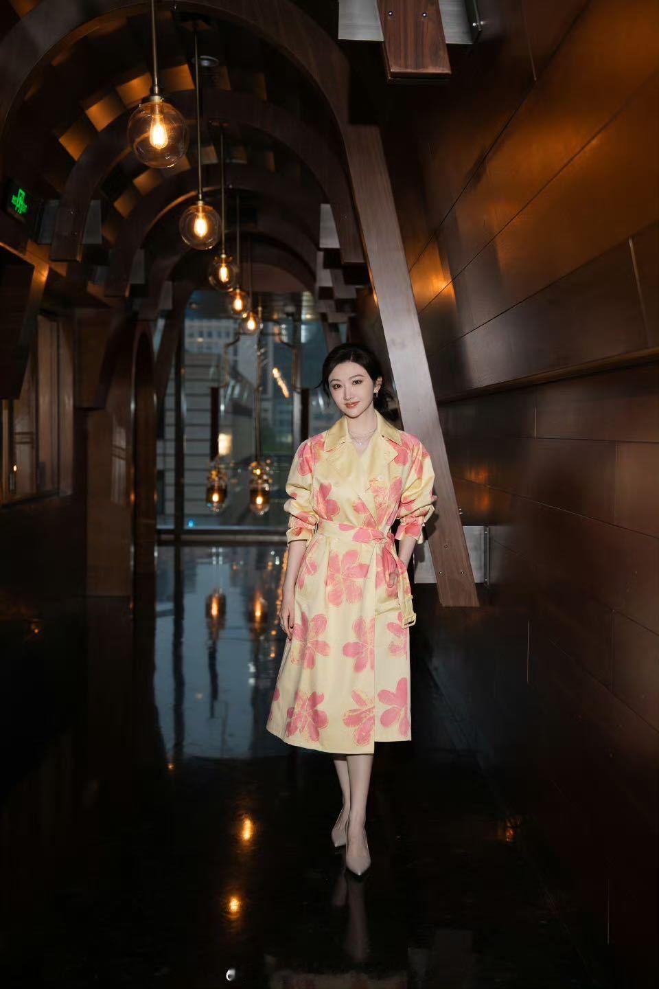 景甜风衣开满鲜花景甜像春天一样来了 景甜这组春日大片好有氛围感啊！缀满柔粉繁花的