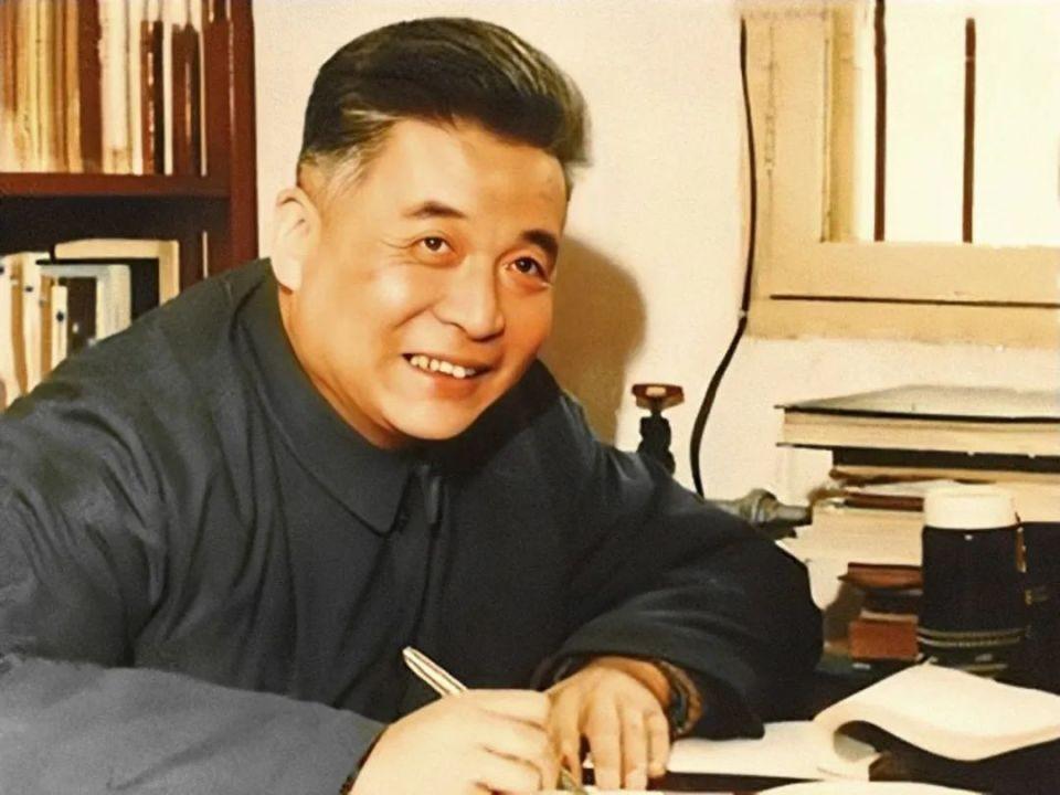 1986年7月，弥留之际的邓稼先突然提出一个愿望，想要再去看一次天安门。轿车即将