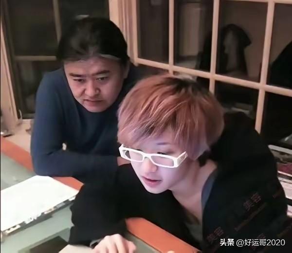 刘欢默默的坐在女儿的身后，就那样静静的看着。
看得出来刘欢对女儿刘一丝也是开放式