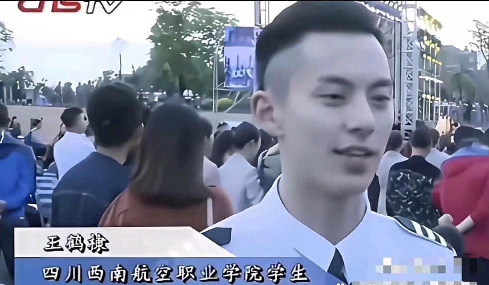 王鹤棣早期照片被扒，果然都逃不过“精神小伙” 