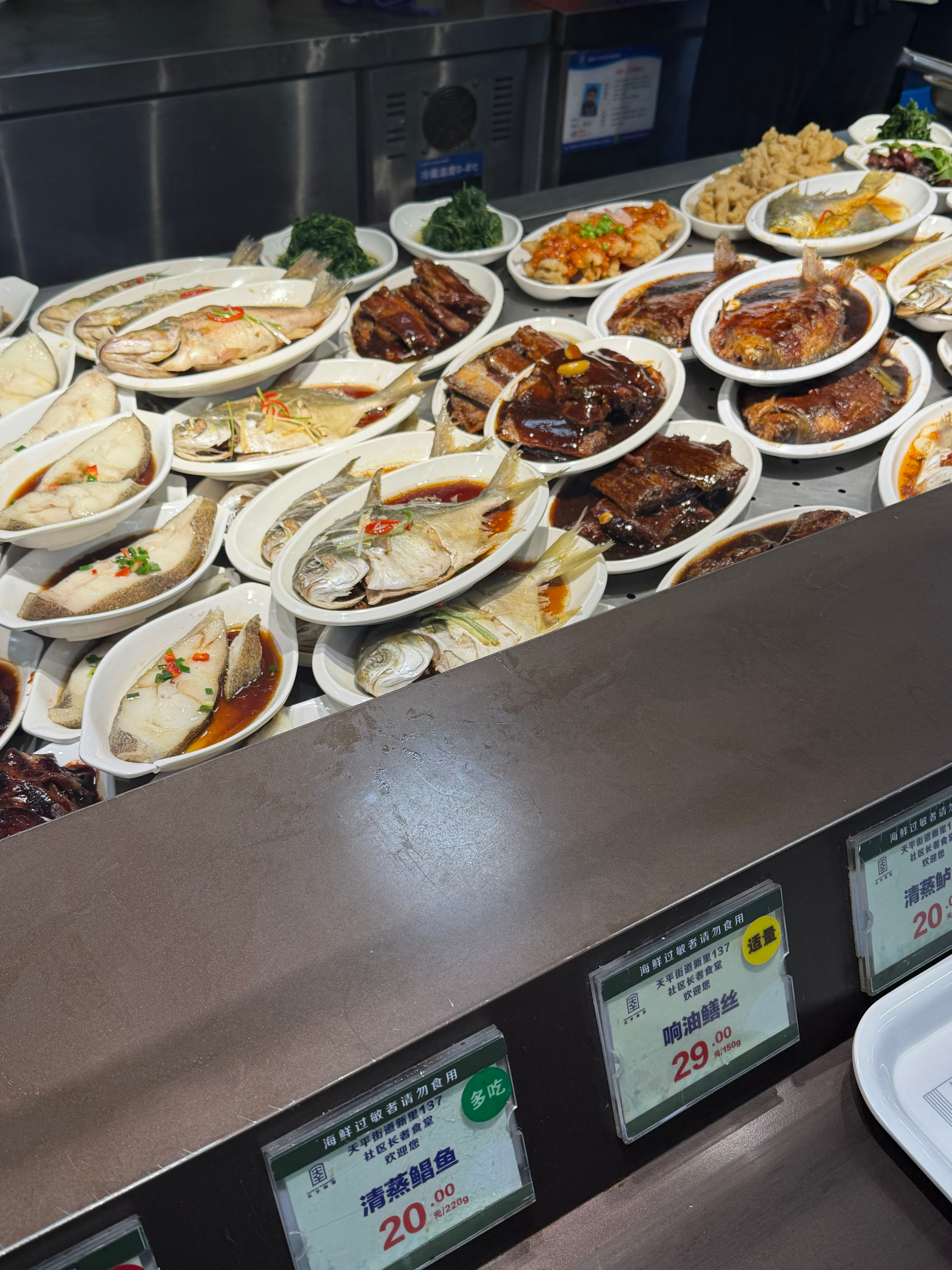 终于吃上公司食堂了嗷，三菜一汤消费52.5元。有的老年人很有福气，一嘴假牙，一个