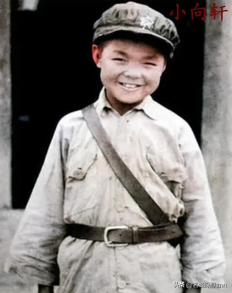 1955年，29岁的向轩被授予中校军衔，阅档首长看到他履历表上的“军龄22年”，