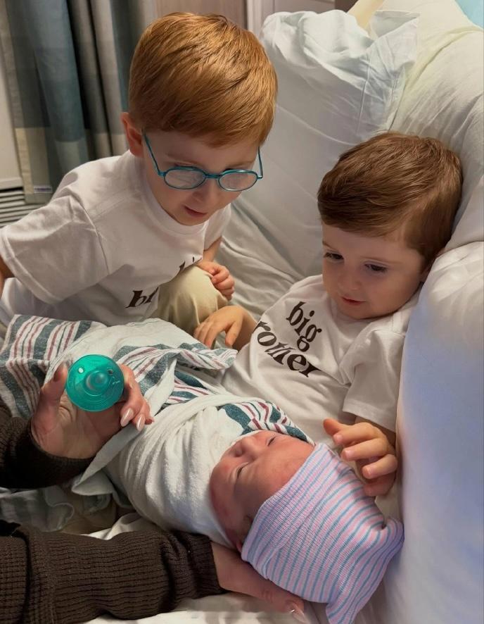 梅根崔娜女儿出生 据外媒，歌手梅根·崔娜通过代孕方式迎来了一个女儿，并给她取名叫