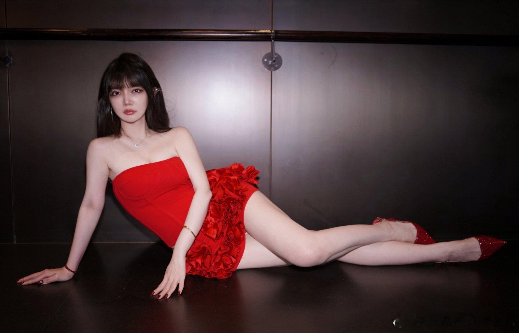 微胖美女热门美女 红色的记忆 