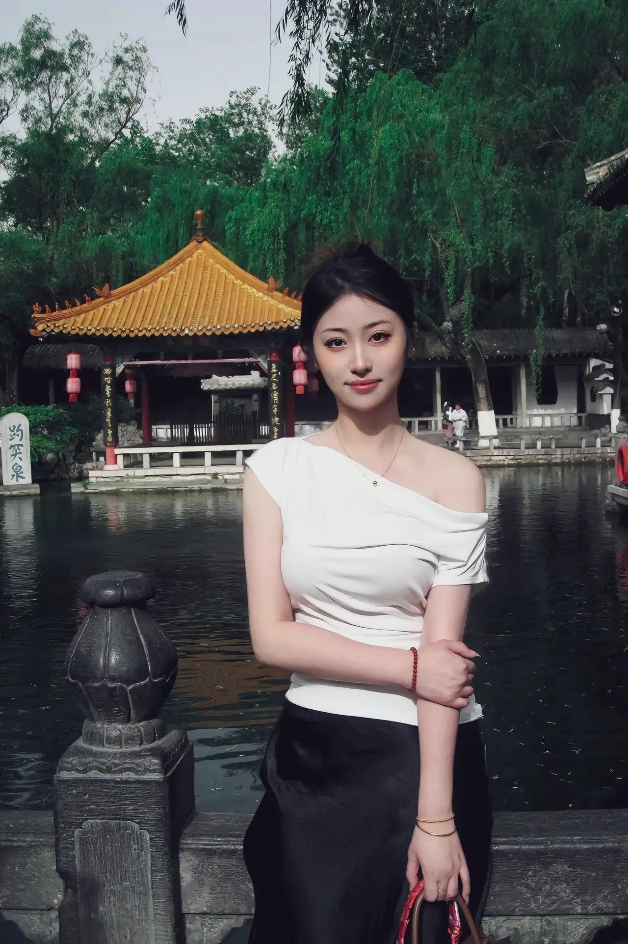 那天，游人不多，趵突泉边就一美丽姑娘，还有我，静谧极了。注意，往这看，拍了…