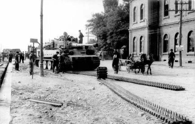 1944年，一辆刚刚抵达罗马尼亚的虎式坦克正在拆下运输用的专用履带，更换作战用的