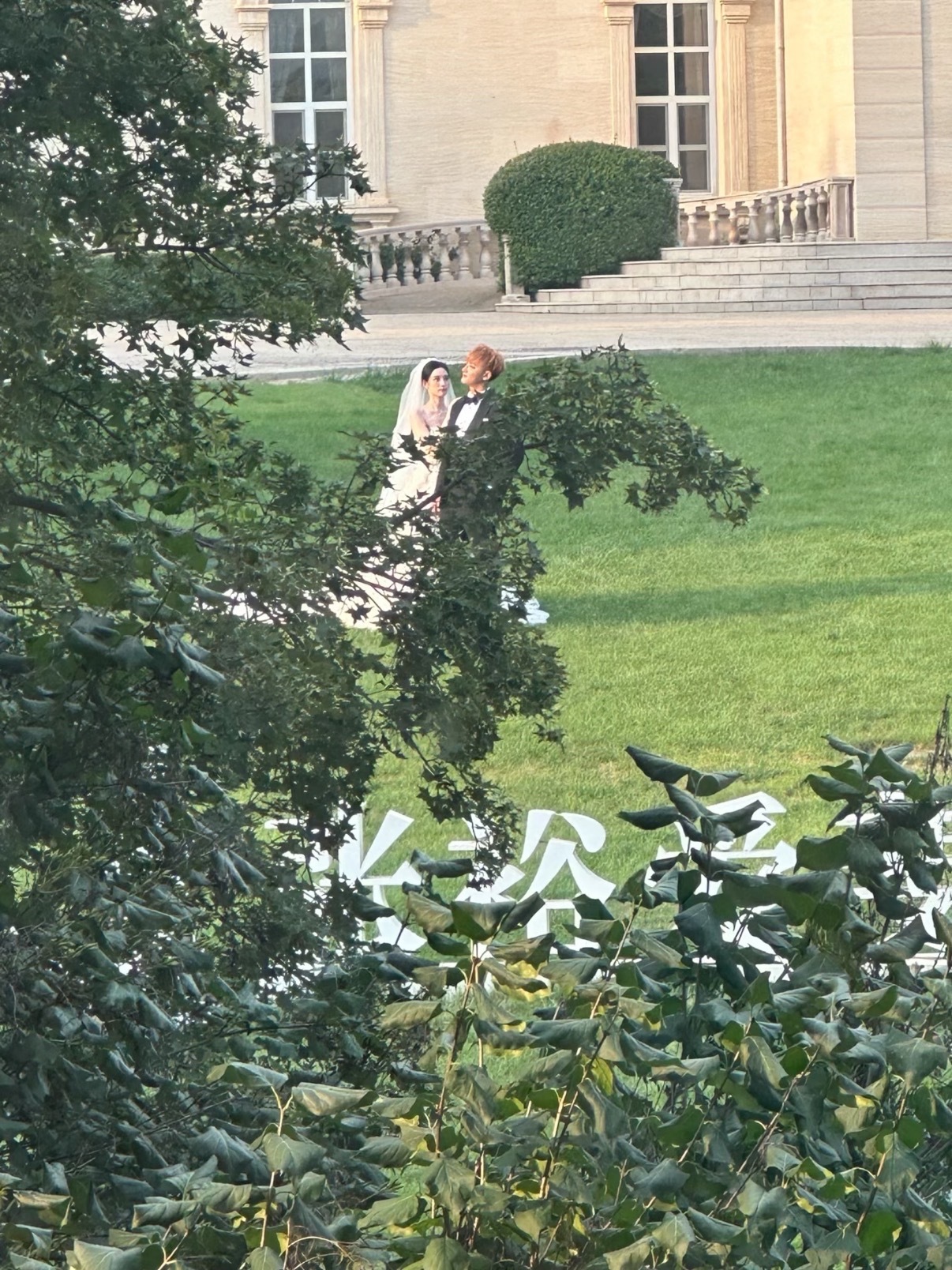网友偶遇了黄子韬、徐艺洋今天拍婚纱照[开学季]网友偶遇黄子韬徐艺洋拍婚纱照黄子韬