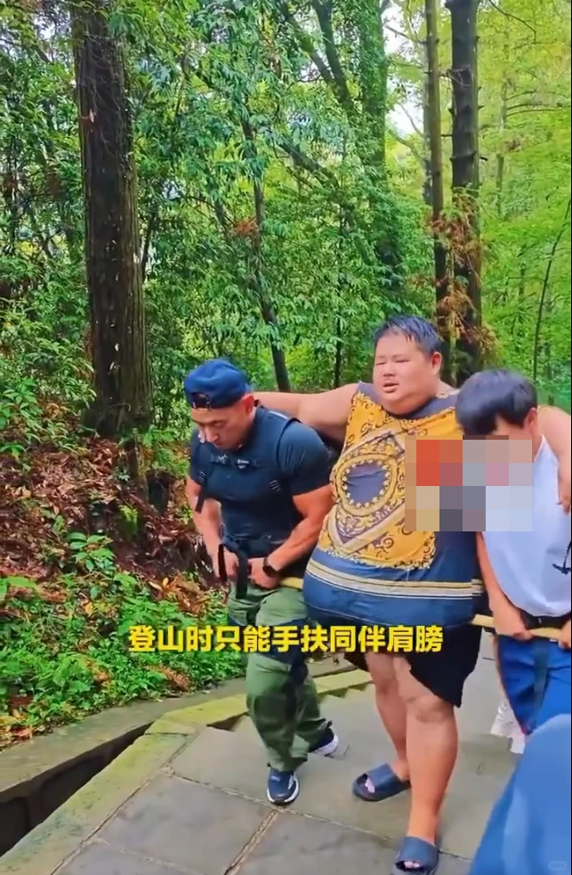 343斤网红徒步峨眉山晕倒被抬下山 听说人没事，今早还发了条朋友圈 