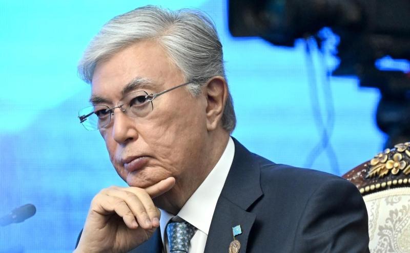 哈萨克斯坦总统托卡耶夫在与普京会面时，当面提议冻结俄乌冲突，依托伊斯坦布尔谈判框