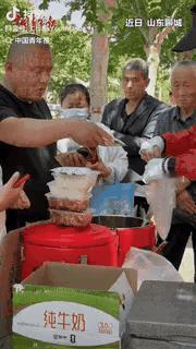 泪目了!山东聊城，一小伙医院门口卖盒饭，他不卖8块也不卖10块，满满一盒卖的比一