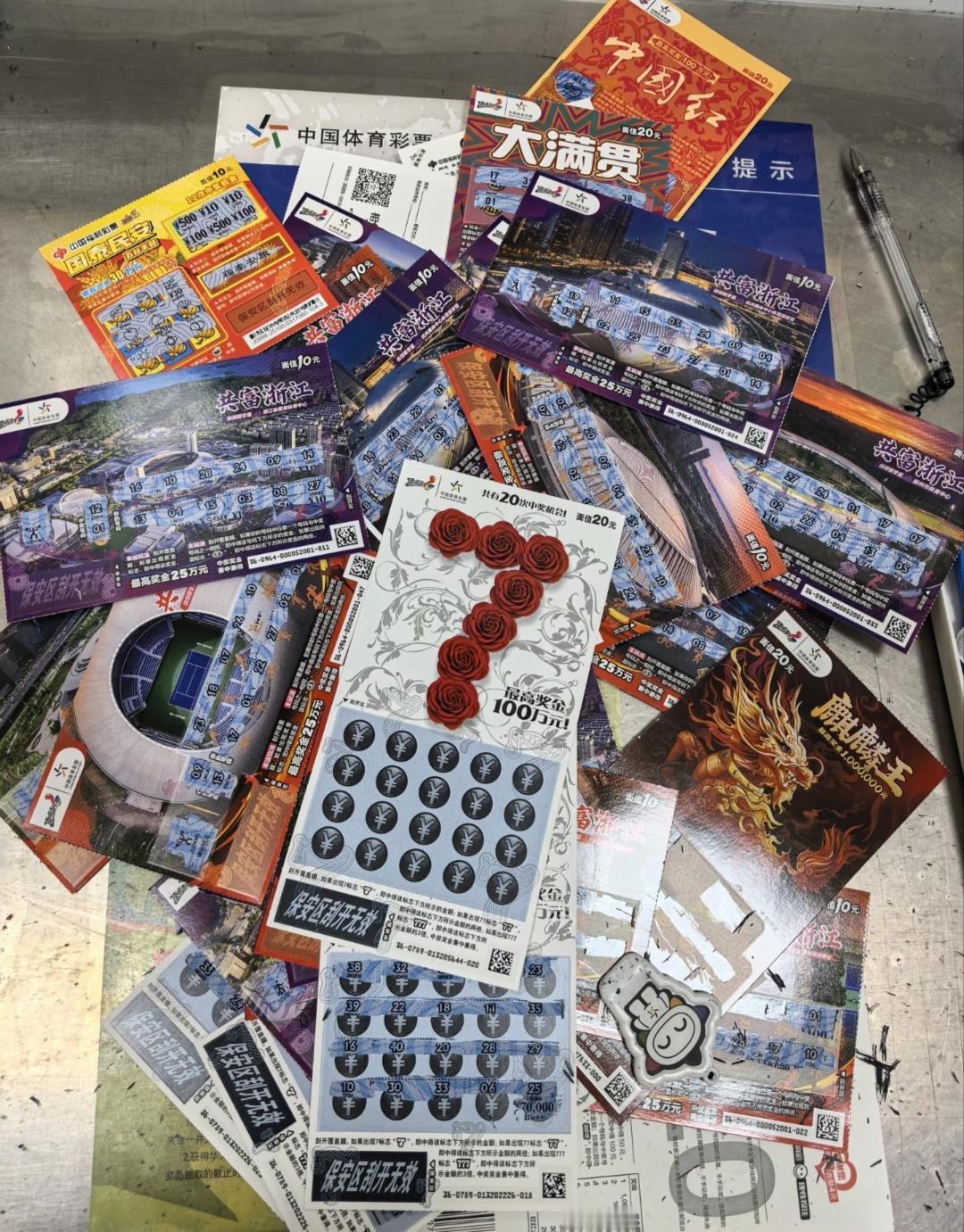最近头条有个很热的话题：
会有人掏空全部工资去玩刮刮乐吗？
特意翻了下评论区，