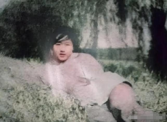 1938年，一名只有18岁的女兵目睹她的连长中弹倒地，她抡起一块石头，朝敌军的脑