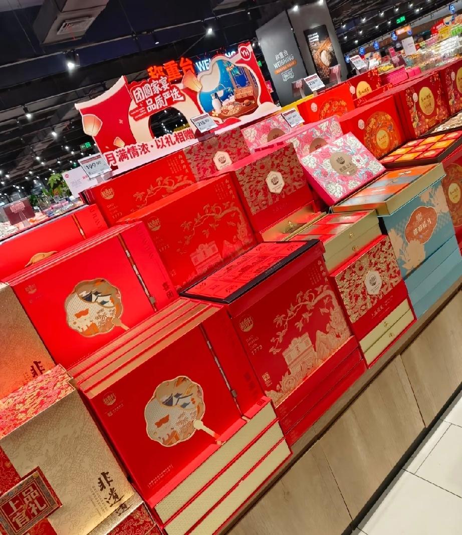 早上起来我老公问我，今年还要买月饼送礼吗？
我直接回答说，今年不买月饼送礼了。