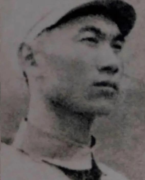 朝鲜战争中一名志愿军被10名美军重重包围，美军用中文大声喊道：“缴枪不杀！”志愿