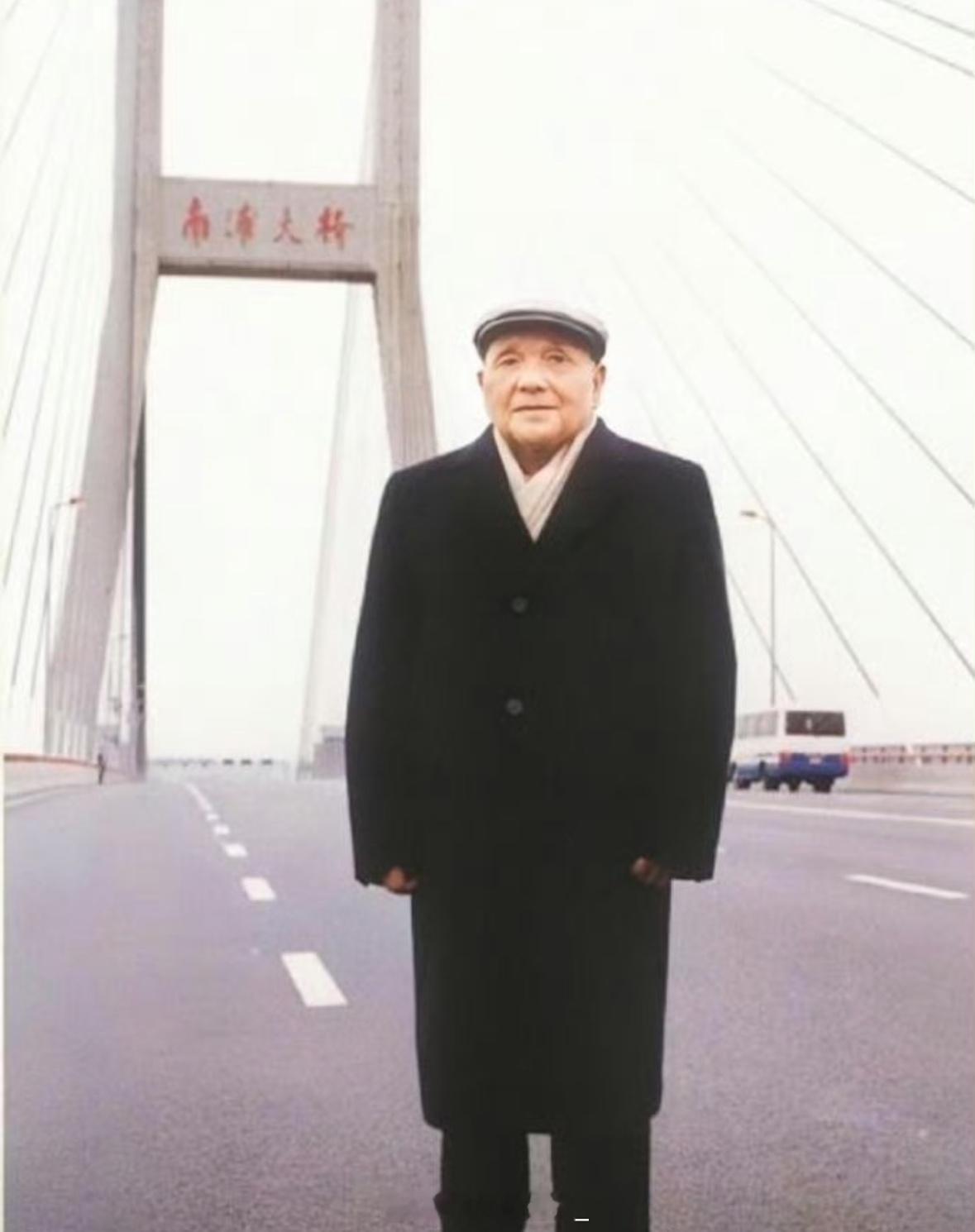 照片拍摄于1992年2月，是邓公视察上海在南浦大桥上的留影。当时的邓公已是88岁