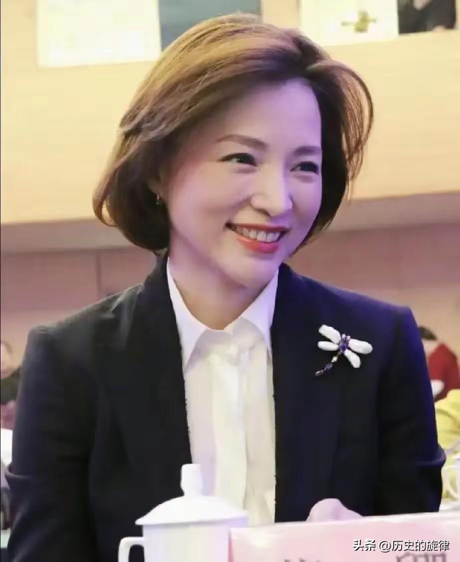接连遭遇双重绝境！董卿七年陪母抗癌痛失至亲，丈夫失联负债近十亿，她独自扛下所有风
