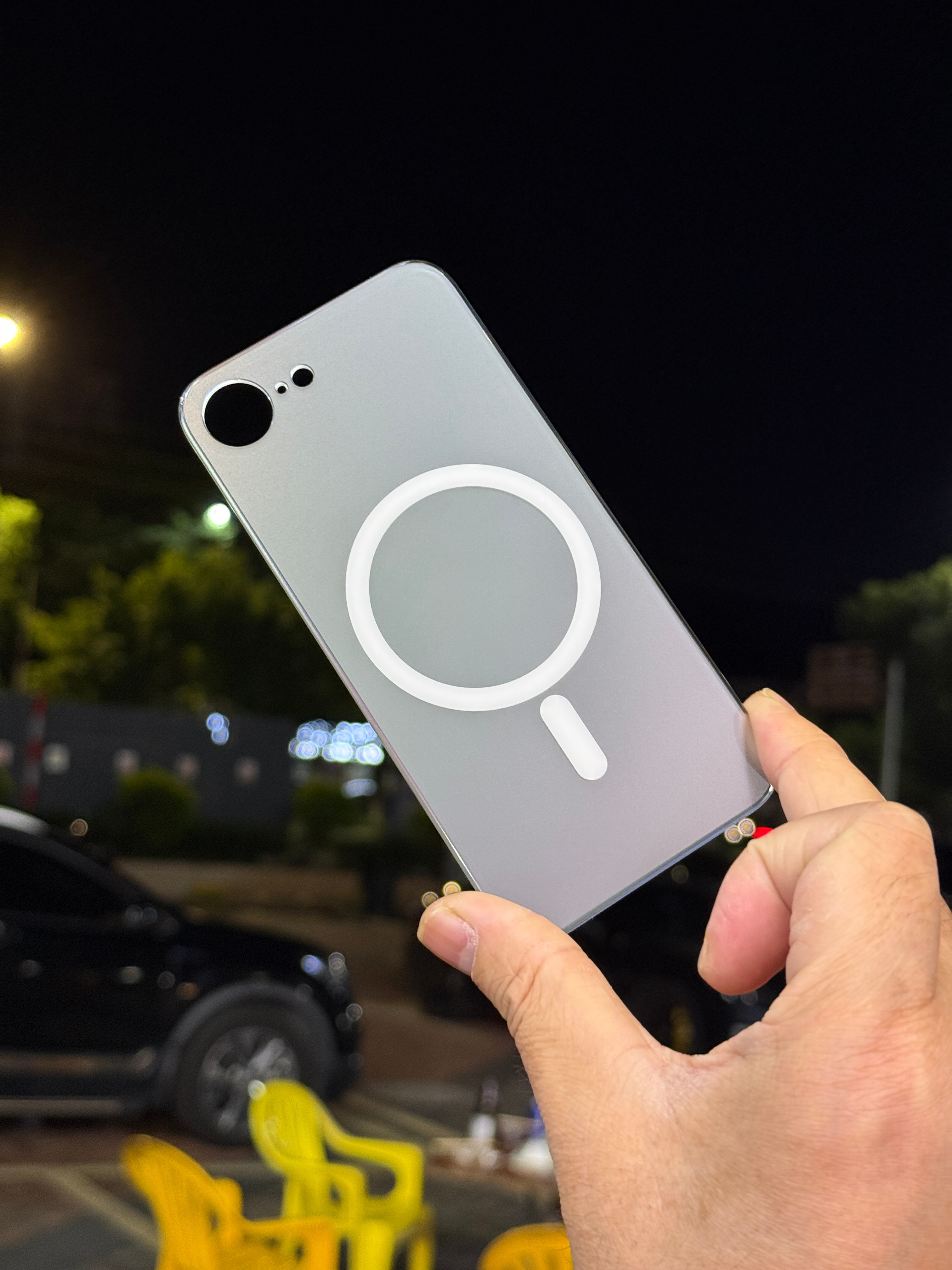 iPhone16e 平嵌磁贴素材锣出来了，磁圈已滴白色油墨。现在还只是半成品[嘻