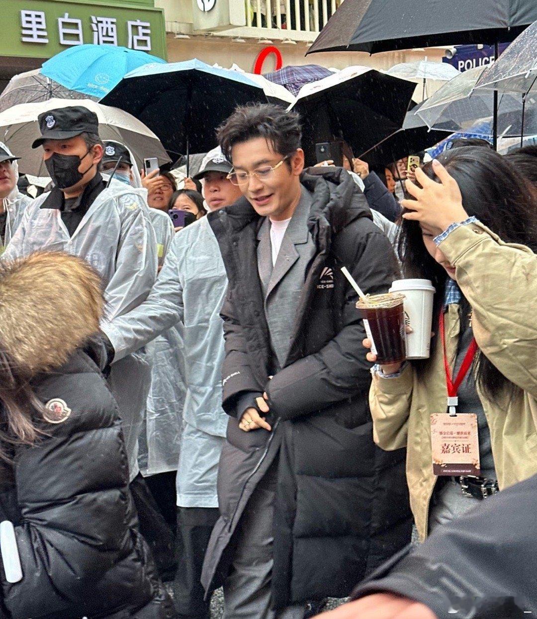 黄晓明老辈子饭撒没轻没重的黄晓明线下也太暖了！下雨也一直笑着，主动牵手粉丝、给主