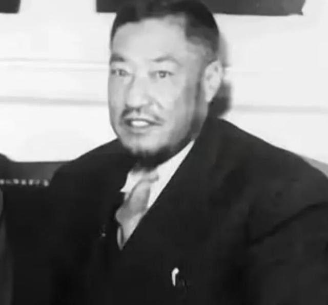 1949年，马步芳包了3架飞机，带着200多名家眷前往沙特。出发前，他得意地说：